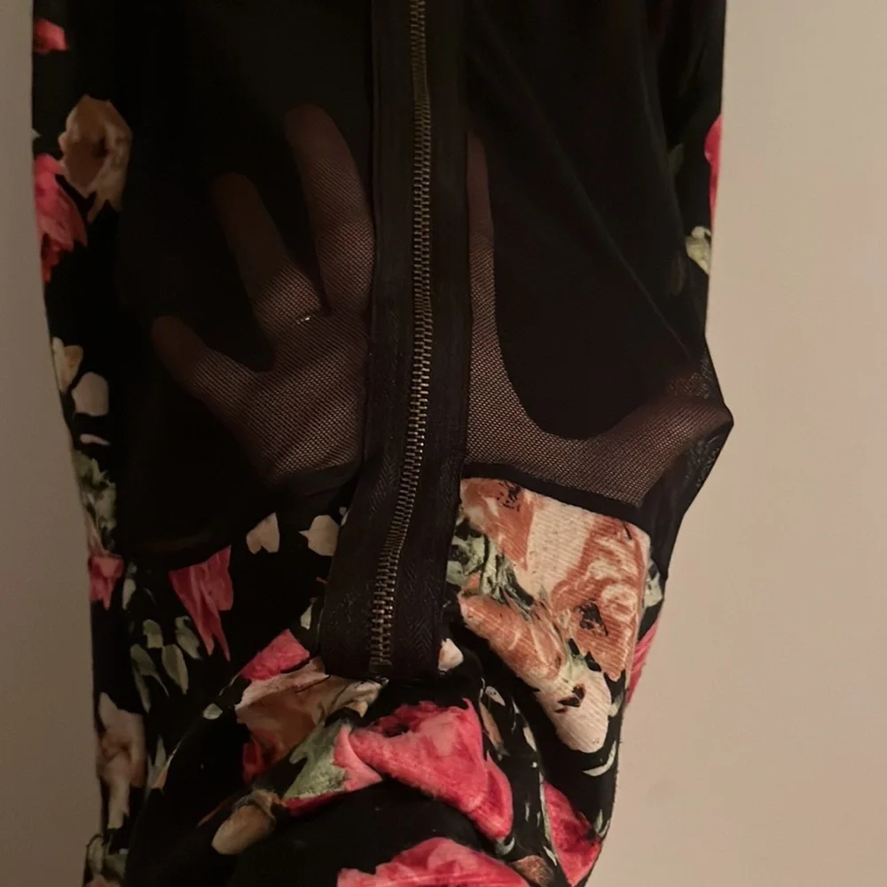 Black dress with flowers - Picture 4 of 4